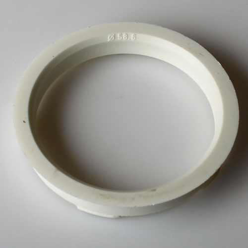 Středící kroužek 67,0 / 58,6 plast, slon. kost, přesah kužele 3mm